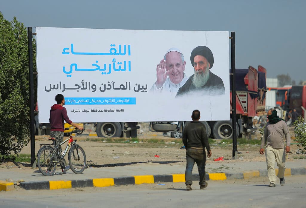 La visita incluirá un encuentro privado con el principal clérigo chiíta, 
<b>el gran ayatola Ali al-Sistani</b>, una figura reverenciada en Irán y en otros países. En las calles de Bagdad y en otras ciudades se han colocado carteles que anuncian la histórica visita.