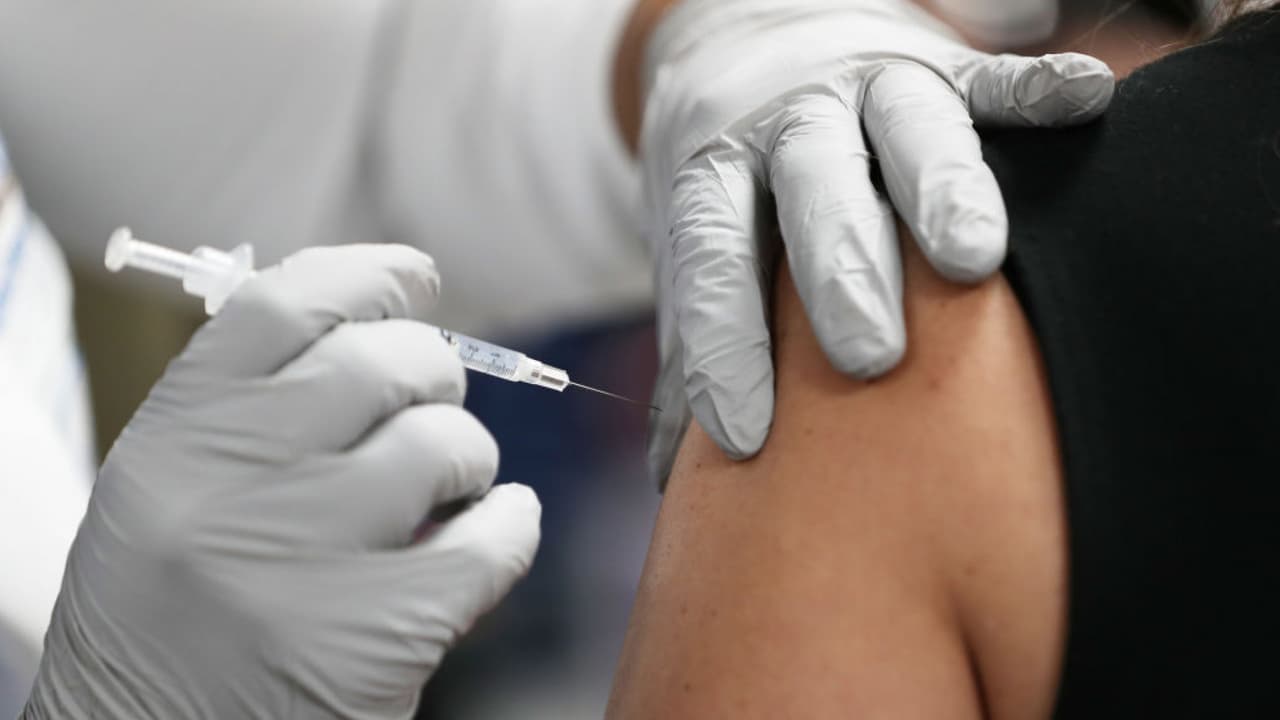 La orden ejecutiva 21-81 del gobernador se presentó el mismo día en que la Universidad NOVA Southeastern del sur de Florida, anunció que exigirá a todos sus estudiantes y empleados que estén completamente vacunados contra el coronavirus para el inicio de clases en el otoño.
<br>
<br>