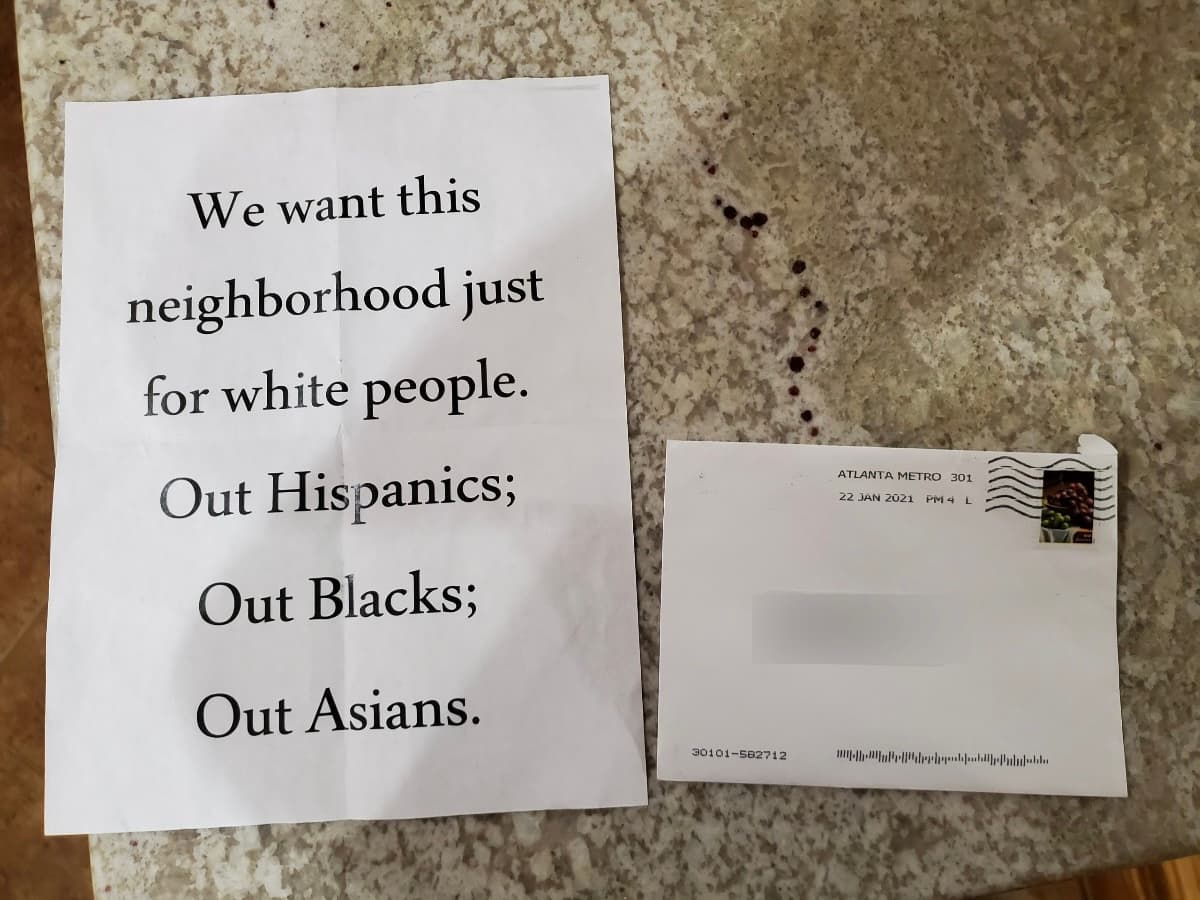 Más de una docena de familias, muchas de origen hispano, residentes de Abernathy Farm, en la ciudad de Acworth, en el condado de Cobb en Georgia, recibieron cartas amenazadoras en la que señalaban que querían el vecindario solo para blancos.