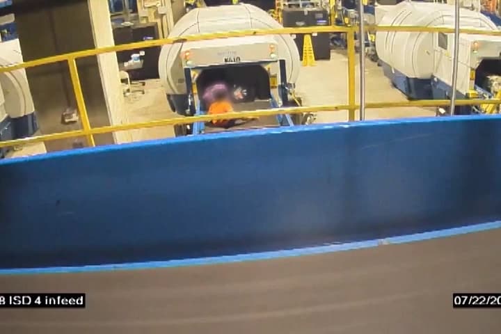 La madre del menor, identificada en el reporte como Edith Vega, dijo que estaba en un kiosco de la aerolínea Spirit para tratar de imprimir un pase de abordaje cuando bajó al niño al suelo.