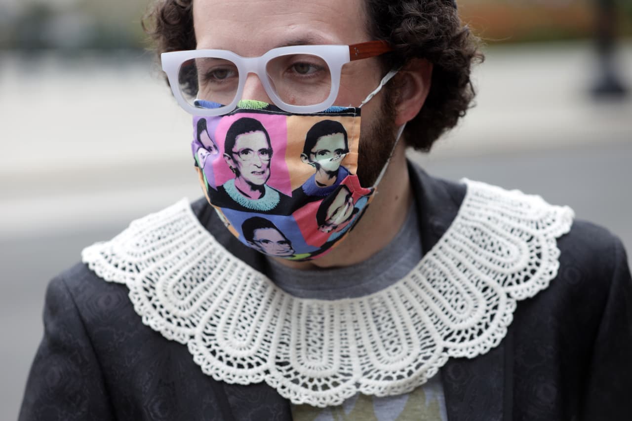 Ryan Cooper, de St Louis, Missouri, fue una de las personas que asistió al funeral de Ruth Bader Ginsburg llevando una referencia al icónico collar con el que todos recuerdan a la magistrada. La jueza explicó en 2009 al diario 
<a href="https://www.washingtonpost.com/wp-dyn/content/article/2009/09/03/AR2009090303790.html"><u>The Washington Post </u></a>que eligió utilizar este tipo de accesorios ya que la toga está diseñada para ser usada por hombres, "porque muestra la camisa y la corbata", dijo.