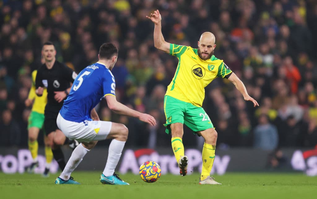 Aston Villa revive y empata 2-2 con el Manchester United, Norwich City sorprende y vence 2-1 al Everton y Newcastle y Watford repartieron los puntos tras el empate 1-1.