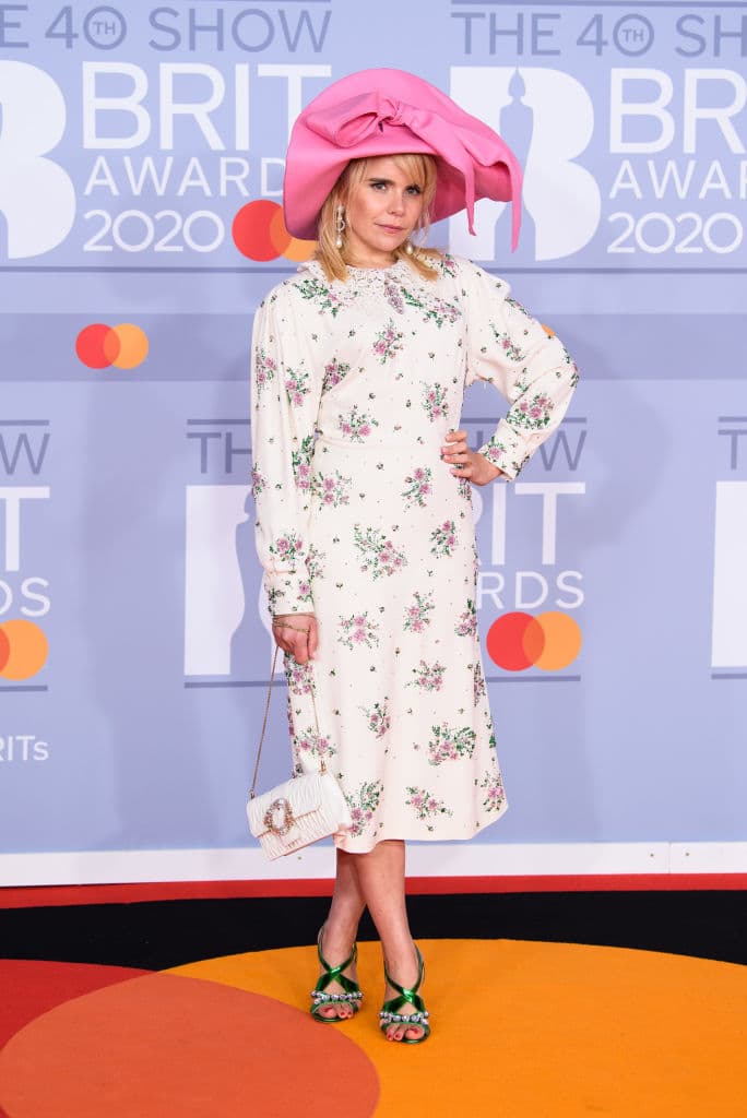 La actriz y cantante 
<b>Paloma Faith</b> llegó enfundada en un vestido floral y un sombrero que combinó con un bolso de la marca Miu Miu.