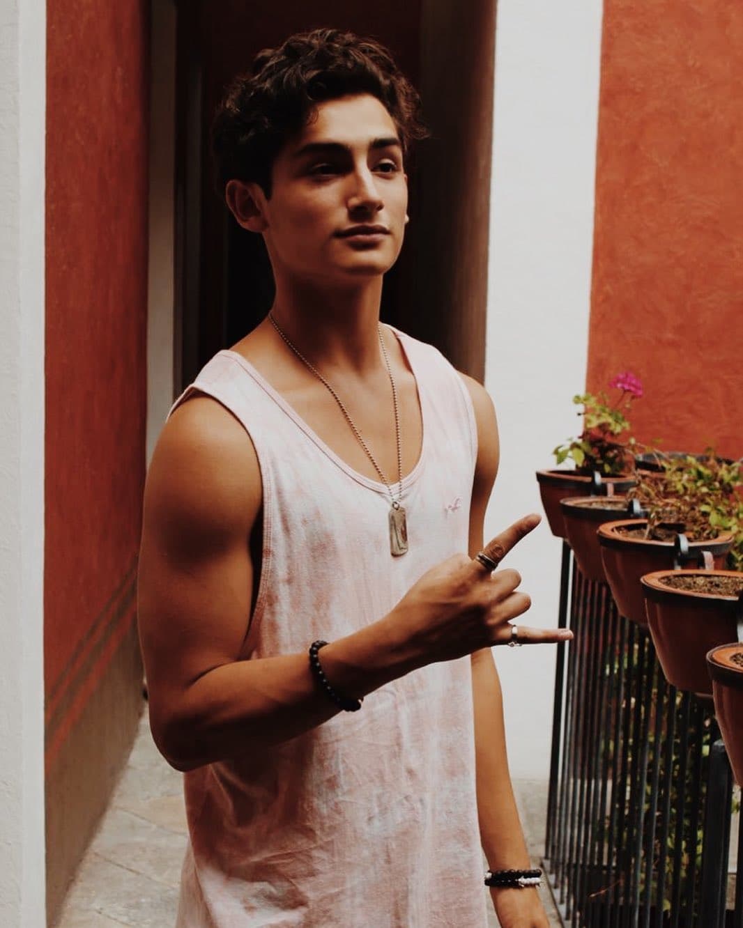 Osorio está contento con el momento profesional que está viviendo: "
<b><a href="https://www.univision.com/famosos/michael-jackson-inspiro-al-hijo-de-niurka-marcos-emilio-osorio-acentua-su-estilo-con-un-guante-fotos" target="_blank">Estoy muy feliz</a></b> […] me alegra muchísimo tener a gente que conviva al lado mío: tener a mis mejores amigos, tener a mi familia, tener a mi hermano que está en el cielo, a mi abuela que está en el cielo".