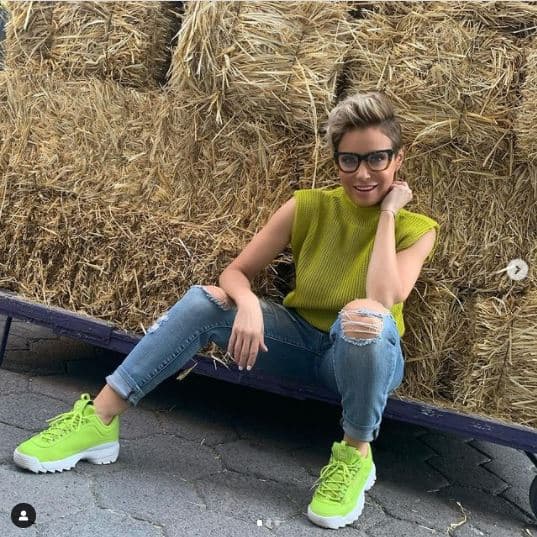 "Este 'outfit' es increíble", "Que elegante y jovial se te ve, muy hermosa", "Que buen 'look', me encanta tu estilo casual", "Se te ve estupendo ese 'outfit', me encantó", "Amo ese color, te hace ver super 'cute'", son algunos comentarios que le dejan a la conductora mexicana.