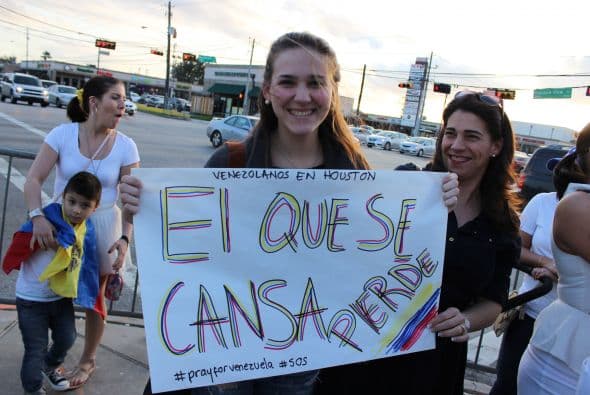 A cantos y gritos pidieron paz y libertad en la calle Westheimer, una de las más transitadas de Houston. 