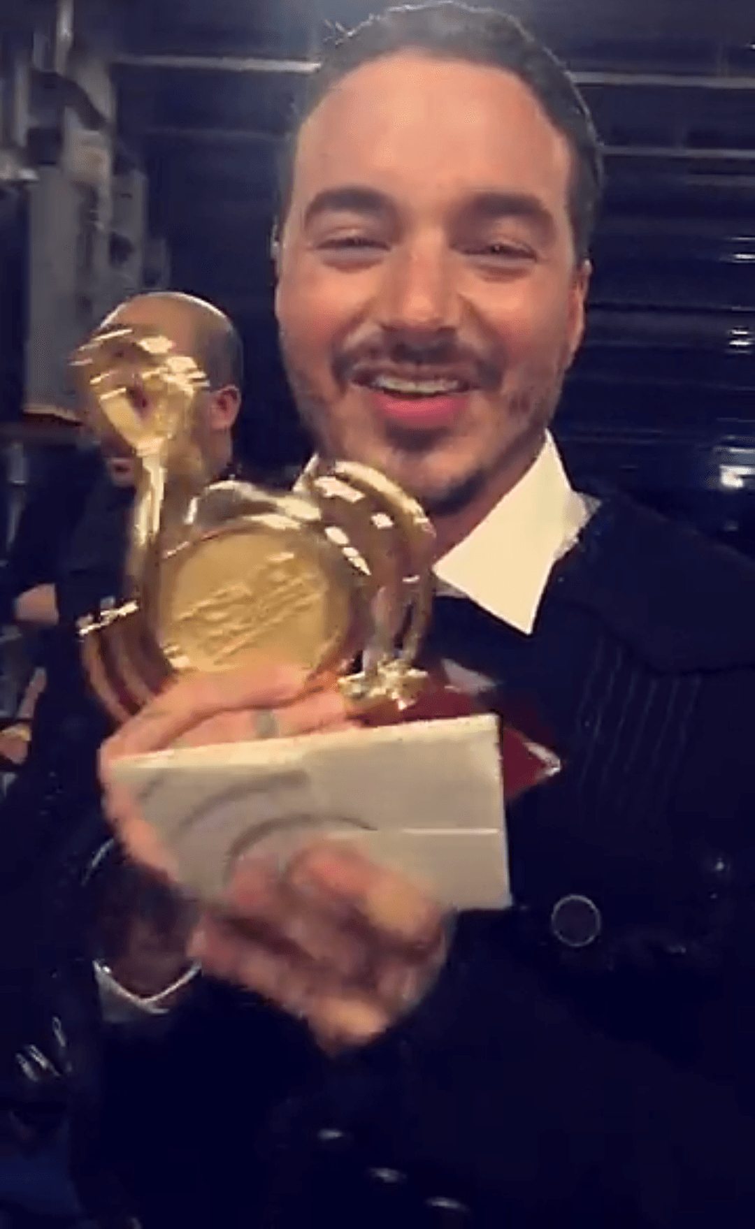 Después de ganar el Premio Lo Nuestro como Artista del año, J Balvin no cabía de la dicha y decidió compartirlo con su familia.