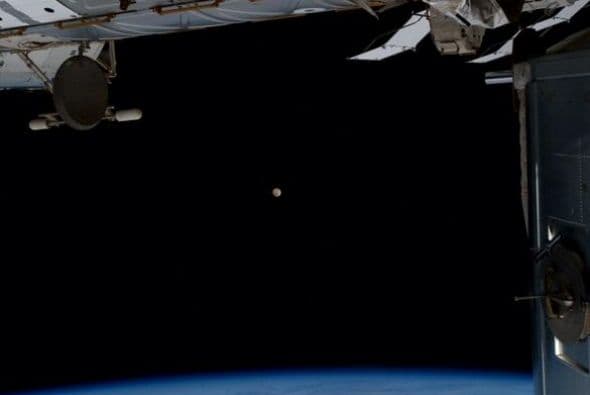 La luna llena es muy pequeña pero extremadamente detallada desde el espacio. Fotos: @astro_reid