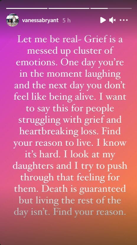 "Permítanme ser realista: el dolor es un conjunto de emociones desordenadas. 
<b>Un día estás riendo y al día siguiente no tienes ganas de estar vivo</b>". 
<br>