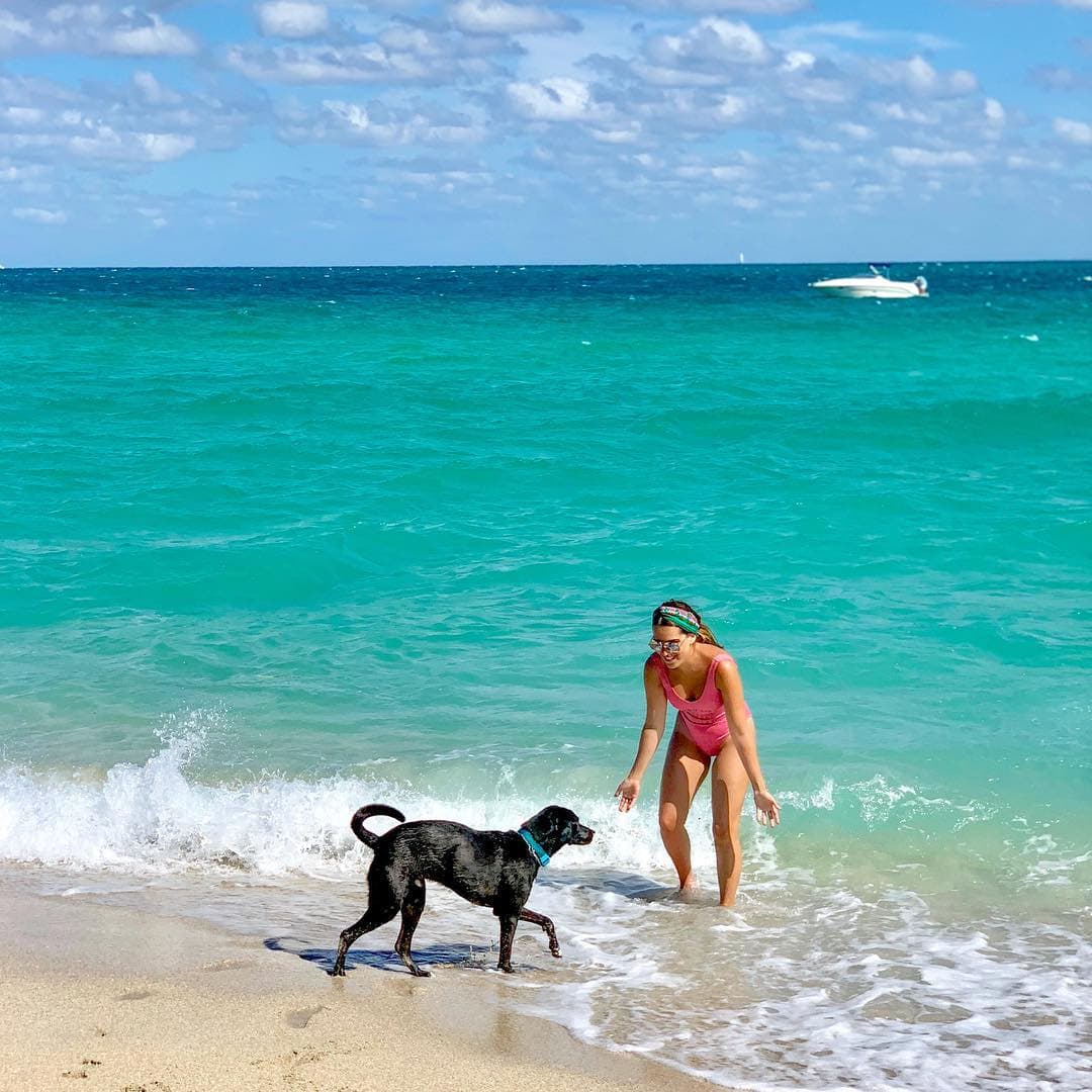 Milo es su gran compañero y juntos jugaron con las olas en sus últimas vacaciones, eso sí, sin perder el estilo.
<br>
