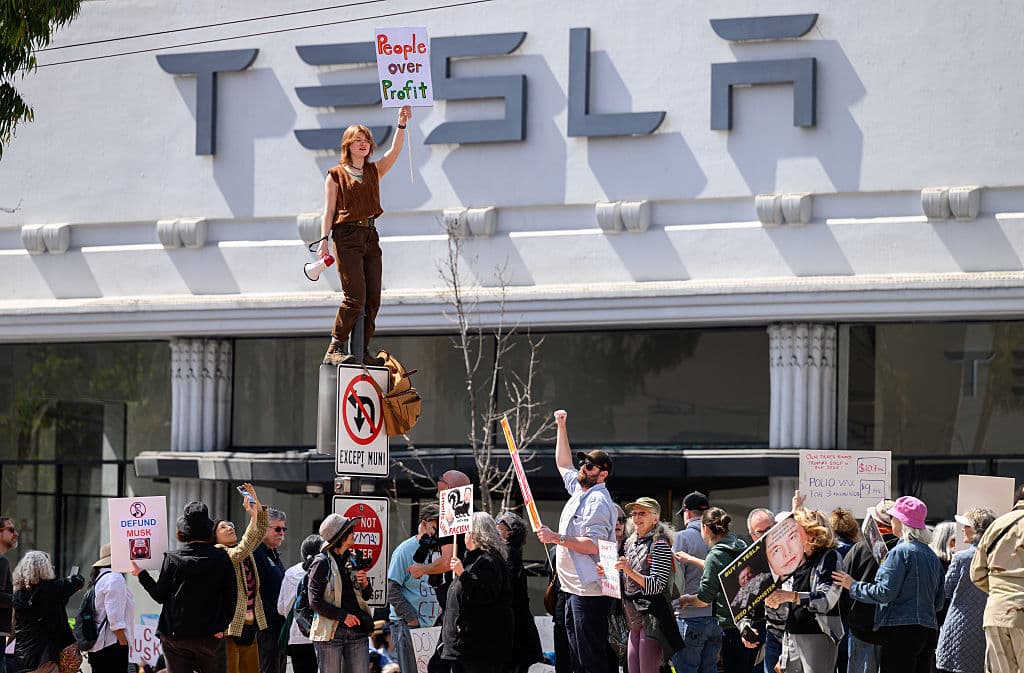 Frente al concesionario de San Francisco, una de las personas que protestó contra Tesla hizo un llamado a dar prioridad a los seres humanos en vez de a las ganancias.