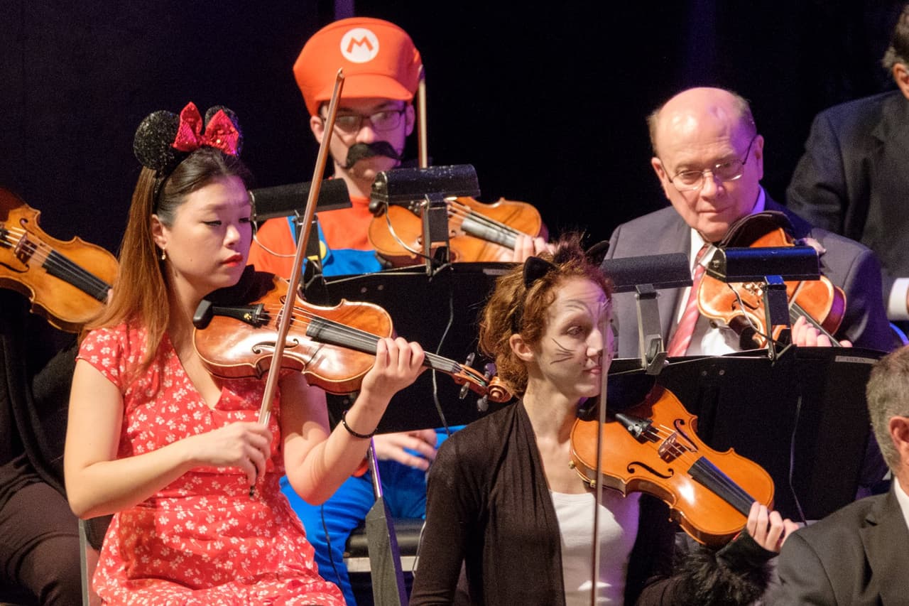 <b>Evento</b>: Halloween Spooktacular: North Carolina Symphony Young People's Concert
<br>
<b>Fecha</b>: 28 de octubre
<br>
<b>Lugar</b>: 
<a href="https://maps.app.goo.gl/LFM2er3yFKK1KjcX9">North Carolina Symphony. 2 E. South St. Raleigh, NC. 27601</a>
<br>
<b>Sitio web</b>: 
<a href="https://www.ncsymphony.org/events/589/halloween-spooktacular/">https://www.ncsymphony.org/events/589/halloween-spooktacular/</a> 
<br>
<br>Disfruta de aterradora diversión de películas con la música de E.T., Jurassic Park, Indiana Jones y más, además de un concurso de disfraces.