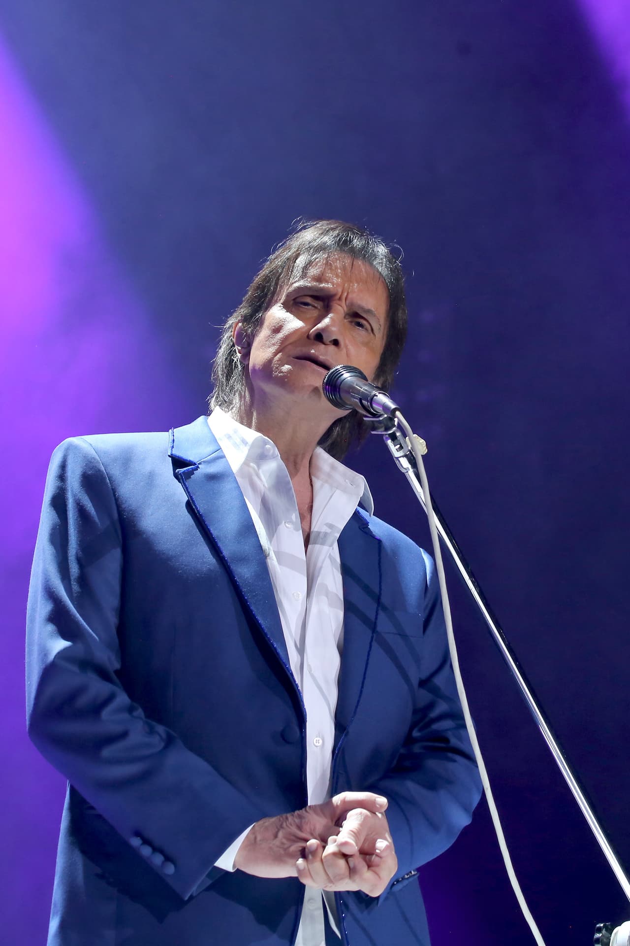 De melodiosa voz y dulce acento, Roberto Carlos aún nos susurra al oído desde el sur del Continente Americano. El brasileño debe su permanencia a su singular manera de cantar los 'Detalles del amor'.