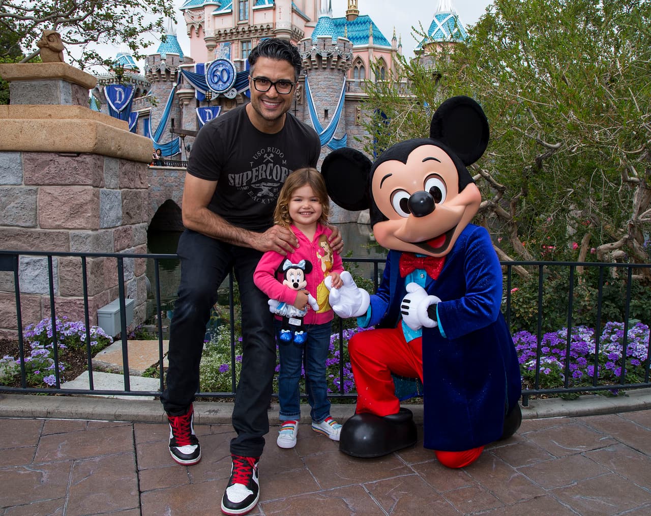 Los pequeños Elena y Jaime III posaron junto a Mickey Mouse, quien usó un deslumbrante traje para la Celebración de Diamante, frente al Castillo de la Bella Durmiente.