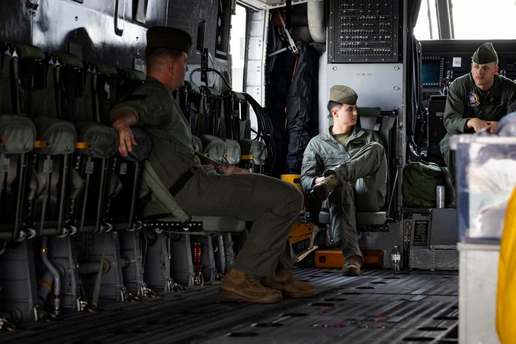 En la cubierta del USS Bataan está el helicóptero Sikorsky CH-53E Super Stallion. Adentro, un grupo de marinos intercambiaba impresiones durante esta visita histórica al PortMiami.