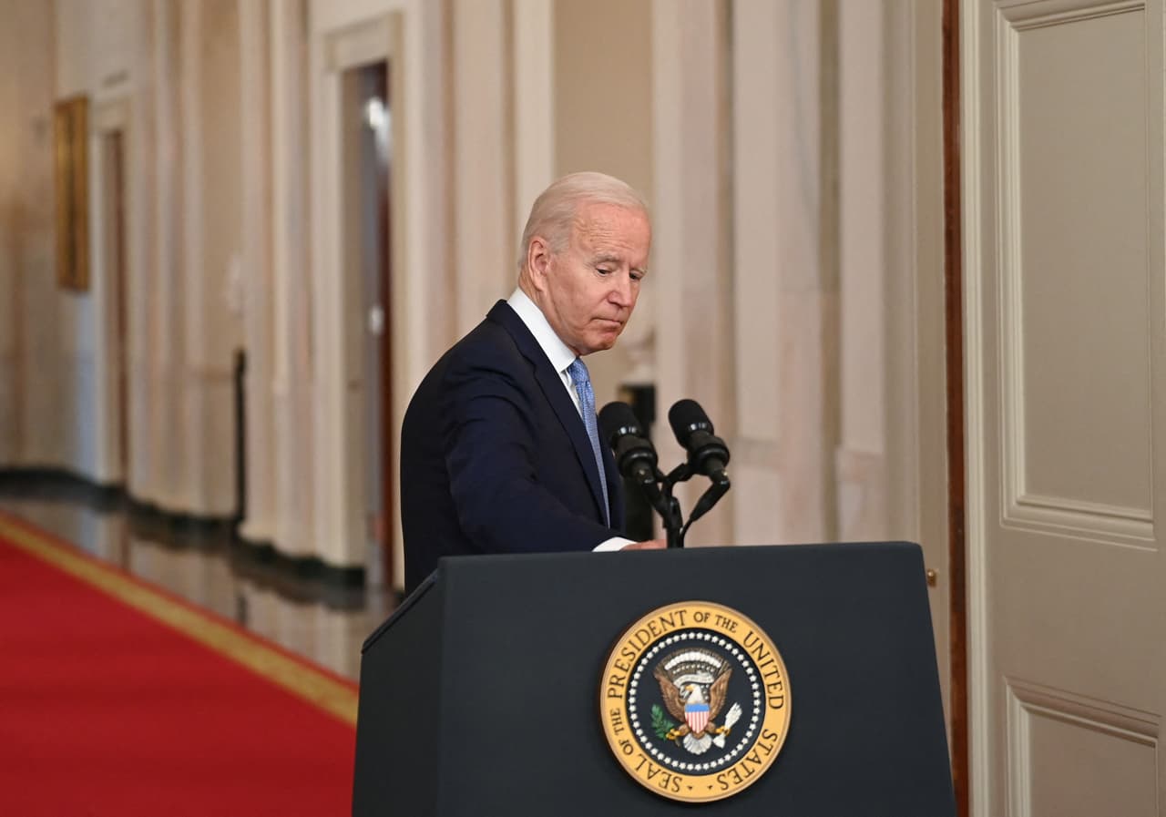 <b>El accidentado en el fin de la guerra de Afganistán</b>
<br>
<br>El presidente después de hablar a los medios por el retiro de las tropas estadounidenses de Afganistán, el 31 de agosto. El fin de 
<a href="https://www.univision.com/noticias/politica/biden-defiende-retirada-eeuu-de-afganistan-en-mensaje-en-casa-blanca"><u>la guerra más larga de Estados Unidos</u></a> se vió opacada por una caótica evacuación de emergencia.
<br>
<br>Aunque fue un logro de la administración Biden, la veloz retoma del poder por parte del Talibán y un atentado que acabó con la vida de 
<a href="https://www.univision.com/noticias/mundo/lo-que-se-sabe-soldados-muertos-afganistan"><u>13 soldados estadounidenses</u></a> han sido el blanco de intensas críticas.