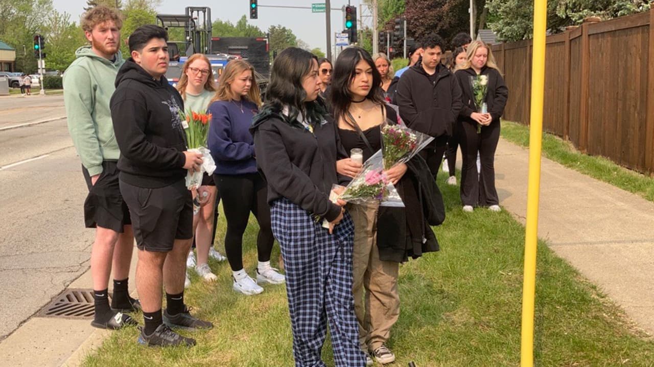 Flores, veladores y carteles fueron algunas de las muertras de cariño que otros jóvenes de la comunidad llevaron al sitio del incidente.