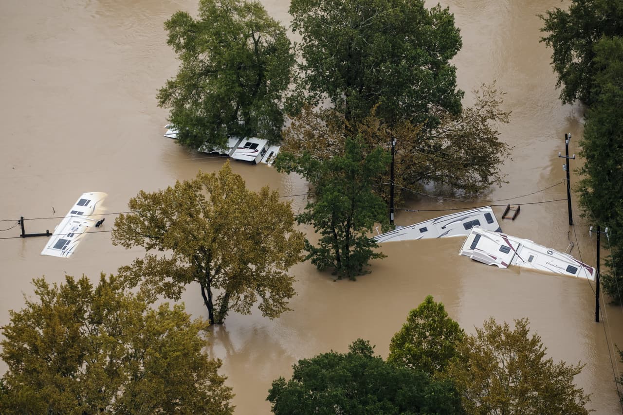 Varios Tráileres flotan como juguetes, sobre la inundación que azota a Houston.