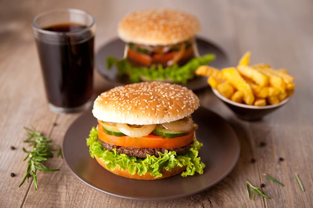 Hamburguesas de queso roquefort Esta hamburguesa tiene una sorprendente combinación de avena con queso roquefort, carne de res y una mezcla de lechugas que refresca. Como sabes el truco está en cómo se prepara paso a paso.