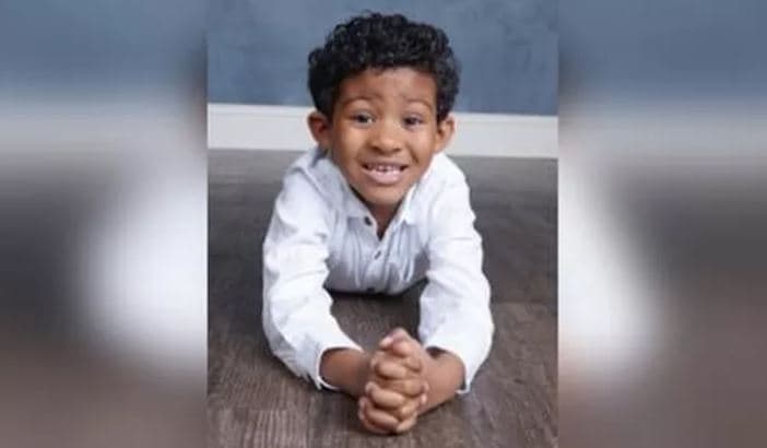 Niño de 5 años colapsó en un recreo y los maestros pensaron que “jugaba al muerto”: falleció dos días después