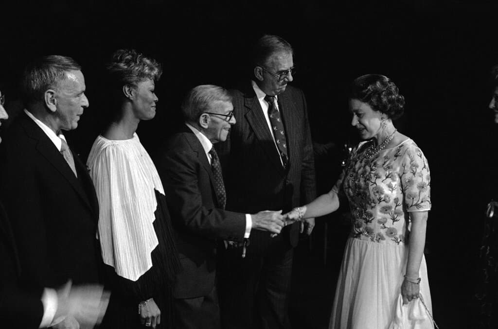 Frank Sinatra y Dionne Warwick fueron parte del elenco de estrellas que presentaron un show musical en honor a la reina durante una cena en su honor en Hollywood.
<br>
<br>