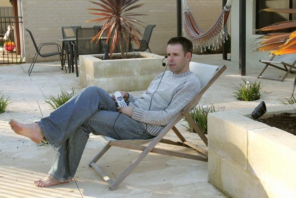 Usher decidió vender su vida luego de una decepción amorosa. A cuatro años de la subasta, el nuevo Ian Usher ha viajado por diferentes partes del mundo y compró una isla en el Caribe.