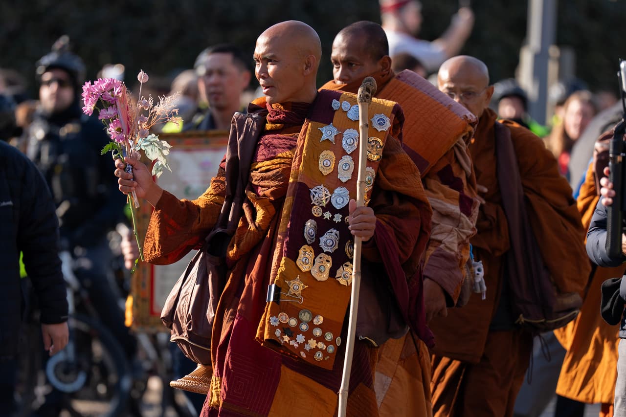 El monje Bhikkhu Pannakara camina junto a monjes budistas que participan en una Caminata por la Paz por las calles de Washington, el martes 10 de febrero de 2026.