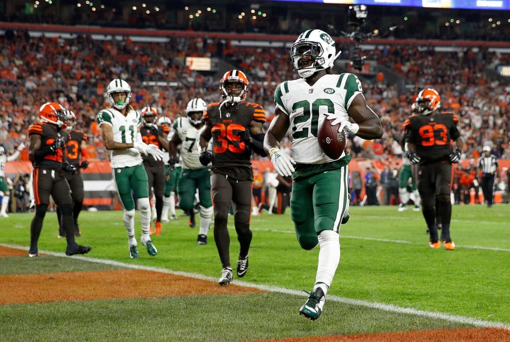 El exjugador de los Browns, el corredor Isaiah Crowell hizo un acarreo de siete yardas para poner adelante a los Jets 7-0 en el segundo cuarto.