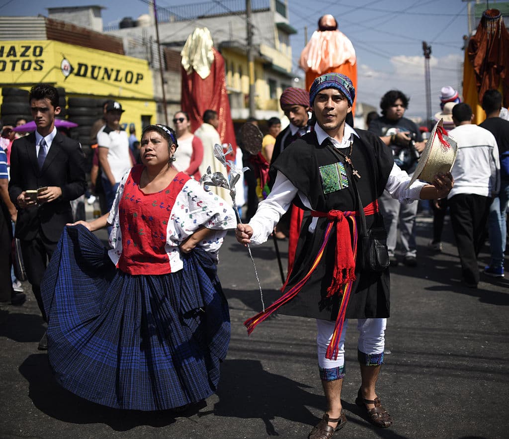 En muchísimos lugares (como Guatemala, en esta imagen), los pueblos hacen desfiles donde la gente adopta sus mejores vestidos típicos y tres personajes representan a Melchor, Gaspar y Baltazar, para celebrar también la fiesta de la Epifanía - y en muchos otros lados, celebrar así ya el fin de la temporada navideña.
