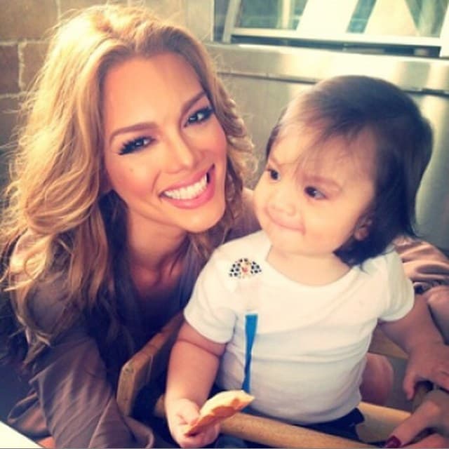 Ella comparte con orgullo todo los momentos que disfruta con su pequeño.