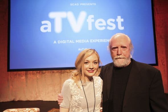 Emily junto a Scott Wilson (quien interpretó a su papá, Hershel, en el show), hablan en una conferencia de prensa. Mira aquí los videos más chismosos.