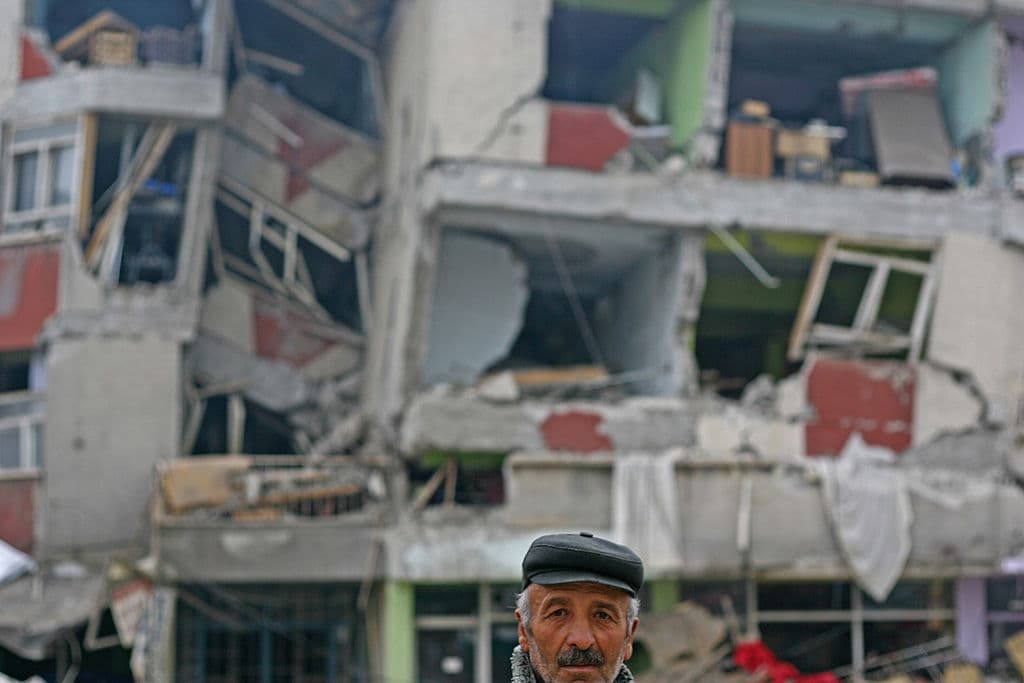 <b>Puesto 4</b>.-
<b><a href="https://www.univision.com/noticias/noticias-del-mundo/terremoto-en-turquia-dejo-un-saldo-de-264-muertos-y-1-300-heridos">Turquía</a></b> es otro de los países con mayor susceptibilidad a los terremotos debido a que esta ubicado entre las placas eurasiática y árabe que se encuentran en constante movimiento. La presión que generan ha originado la Falla de Anatolia del Norte y la del Este. En la imagen un hombre posa frente a un edificio colapsado durante el terremoto del 23 de octubre de 2011 en Van, donde murieron más de 400 personas y cerca de 40,000 se quedaron sin hogar.
<br>