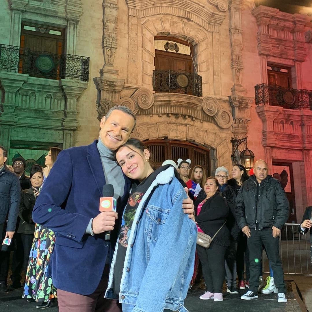 Como el amoroso y orgulloso padre que es, posó para una fotografía que presumió junto a su hija Hannah.