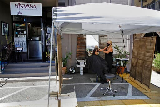 Los propietarios de peluquerías y manicura junto con al menos 16 legisladores estatales de ambos partidos políticos habían pedido al gobernador que dejará en claro que las tiendas podían operar en el exterior, advirtiendo que un cierre completo podría llevar a muchos a la quiebra.