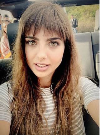 Al ser cuestionada por su soltería, la actriz de 30 años de edad comentó: "Estoy muy contenta ahora, descubriéndome soltera porque llevaba muchísimos años de no estar soltera [...]".