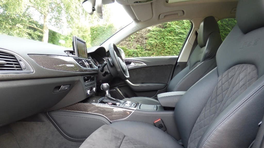 Las tapicerías de cuero y Alcantara que cubren asientos, puertas y tablero en un interior monocromático en negro de esta Audi RS6, son la primera pista de que Harry equipó su carro con 
<b>14,900 dólares </b>(£11,000) 
<b>en equipos opcionales</b>