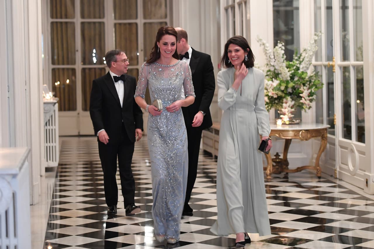 Horas más tarde, Kate Middleton lució un hermoso vestido azul claro con brillos y transparencias marca Jenny Packham para asistir a una cena en la casa del embajador británico.
