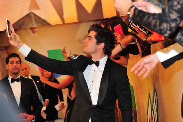 Una vez bajaban del escenario y durante la alfombra verde, se dieron la tarea de abrazarse, tomarse una que otra selfie y echarse uno que otro cuentito. ¡Y lo captamos todo!