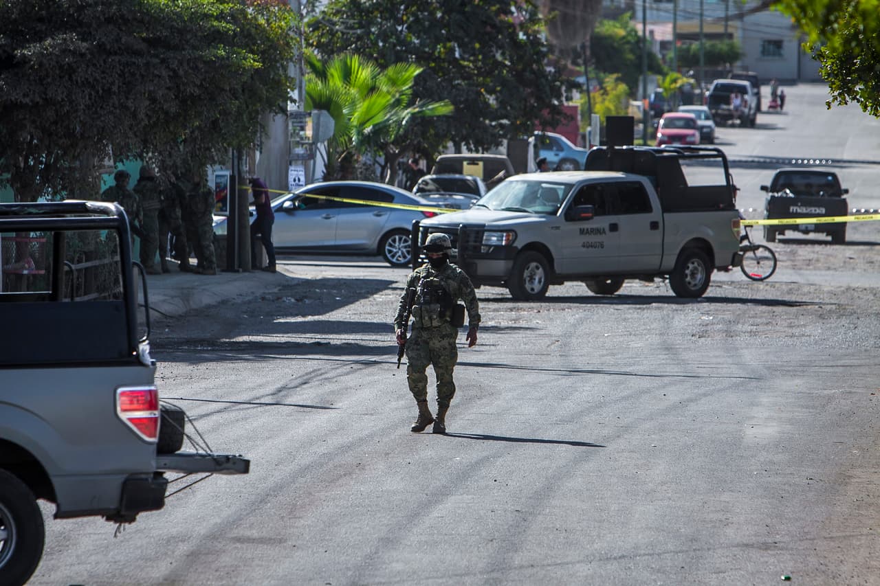 Un miembro del Ejército mexicano camina en una calle cerca del lugar donde tuvo lugar un tiroteo en México. (Archivo)