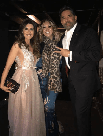 Mayrín no dejó pasar la oportunidad para presumir su hermoso vestido.