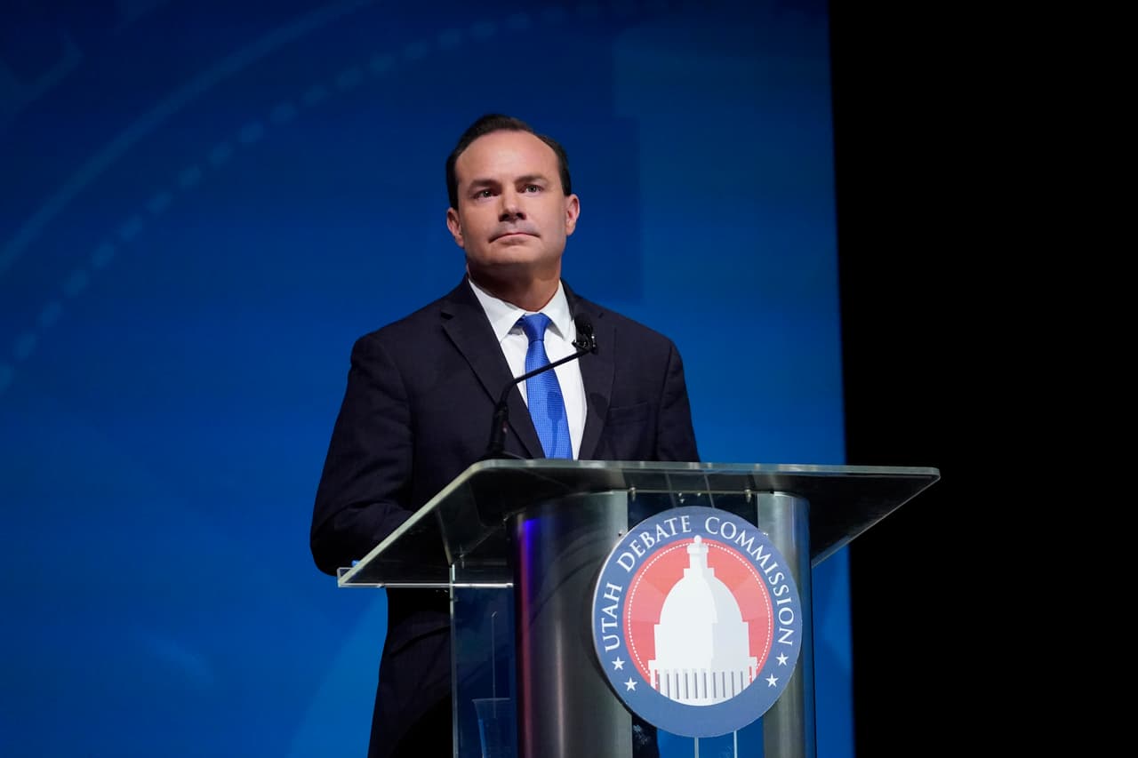 El senador republicano de Utah Mike Lee mira durante un debate televisado con su contrincante independiente Evan McMullin el lunes 17 de octubre de 2022, en Orem, Utah, tres semanas antes del día de las elecciones.