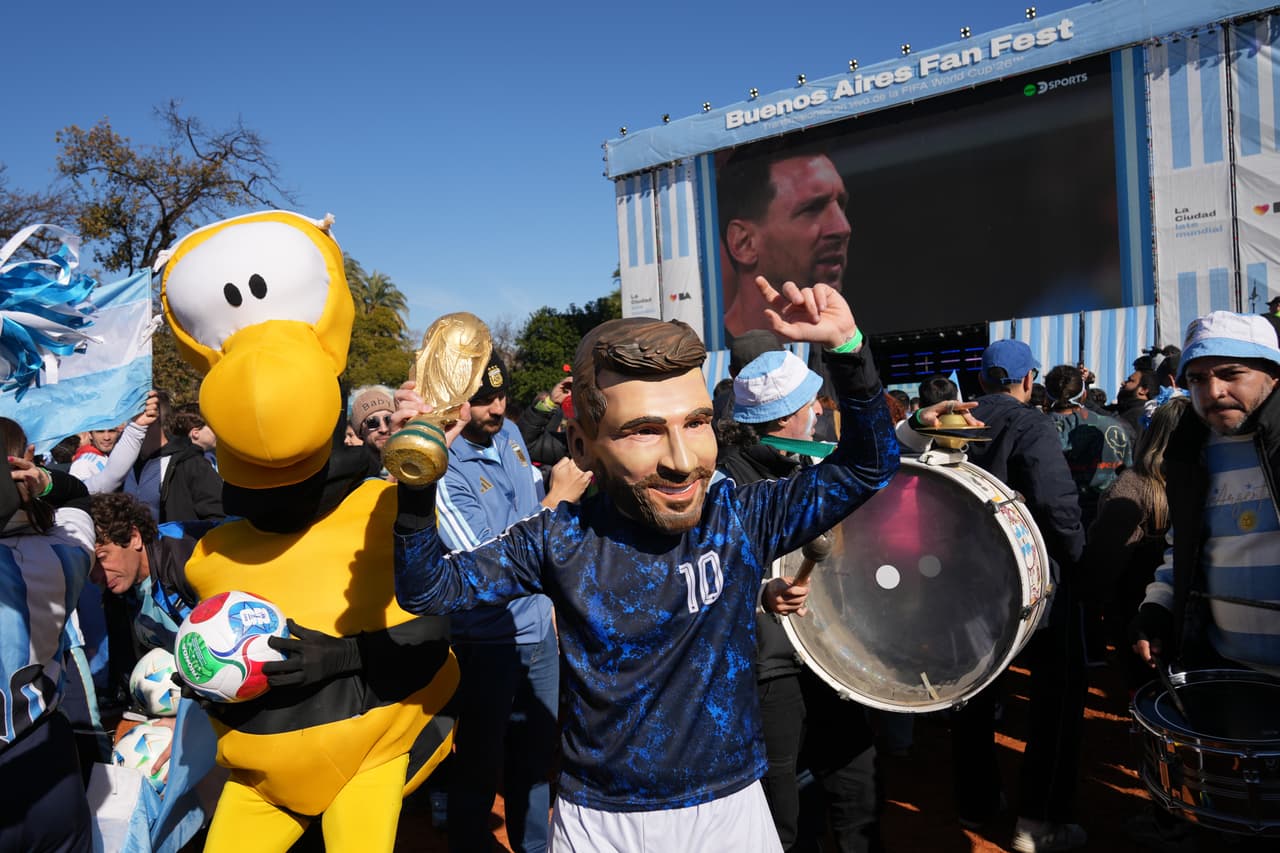 Un aficionado con una máscara de Lionel Messi, jugador de la selección argentina, se reúne para ver la transmisión en vivo del partido de octavos de final del Mundial entre Argentina y Egipto en Buenos Aires, Argentina, el martes 7 de julio de 2026. (Foto AP/Rodrigo Abd)