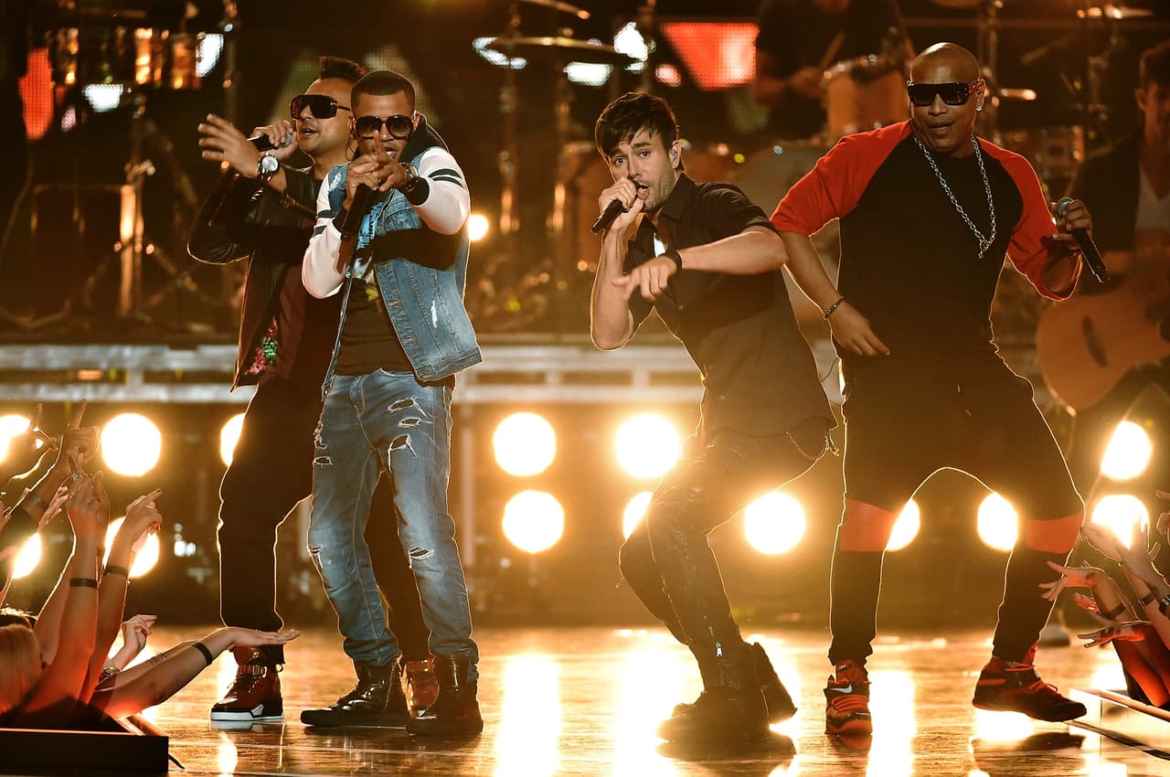 En 2014 Enrique Iglesias fue el rey de YouTube con su tema 'Bailando'. ¿Los colaboradores que participaron en la canción? Gente De Zona y Descemer Bueno, co-autor del tema. Gracias a ese 'featuring', Gente de Zona se convirtió en un 'household name' y las colaboraciones comenzaron a salir por doquier. Y es que asociarse con ellos es casi que un hit garantizado y ¿a quién no le gusta tener un tema que pegue?