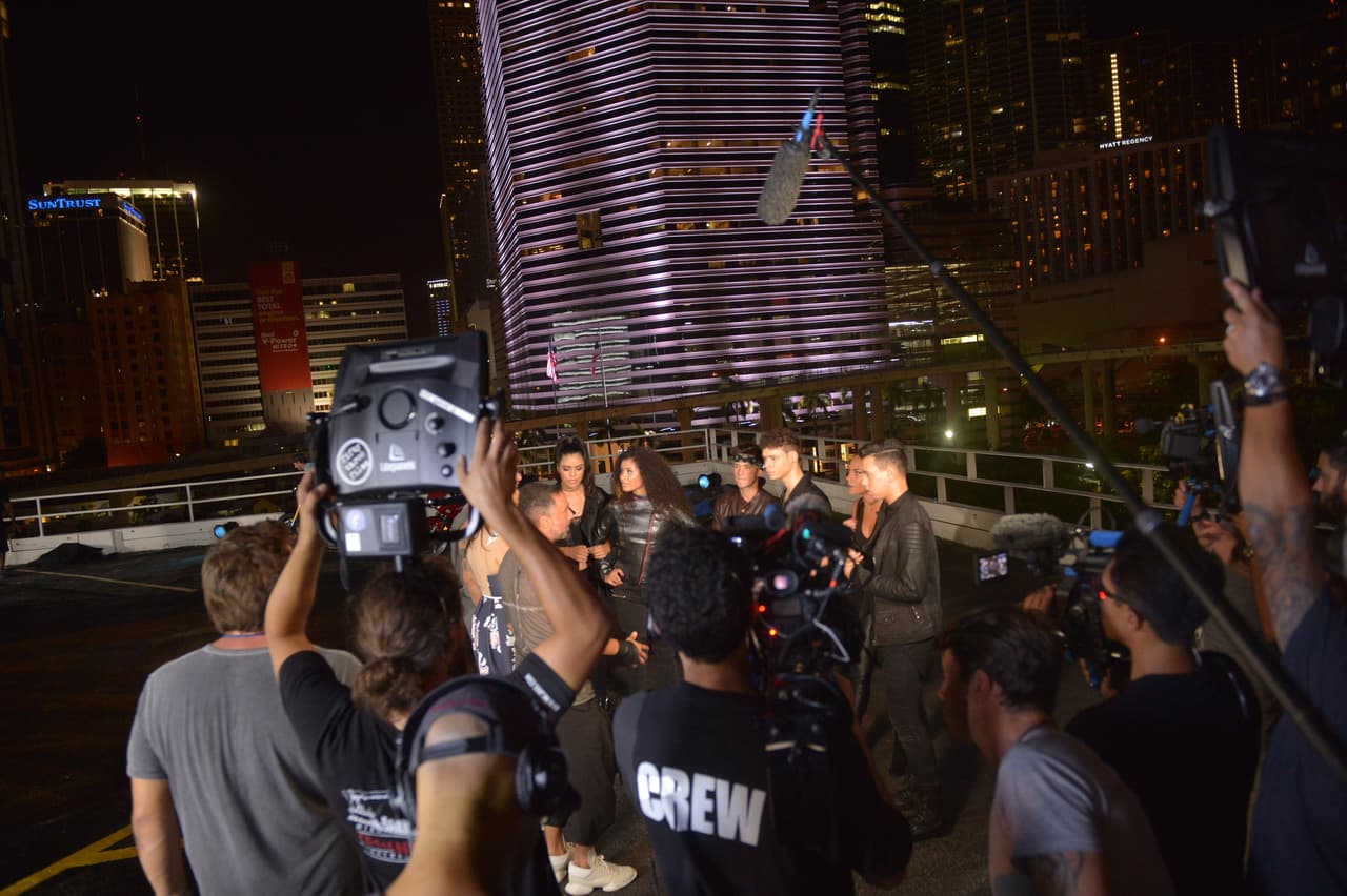 Jorge, Kevin, Garmandy, Aimeé, Megamy y April superaron los obstáculos que se presentaron en los ensayos y en la grabación del videoclip de "Rebelde". El resultado final fue un vídeo con fuerza y mucha pasión.