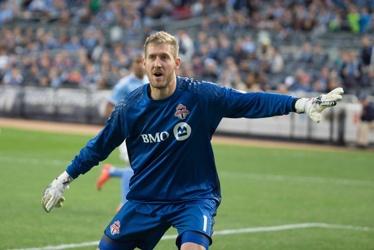CLINT IRWIN (POR) | El guardameta de Toronto FC mantuvo su arco en cero en el debut de su club en casa ante FC Dallas, que terminó con victoria por 1-0.