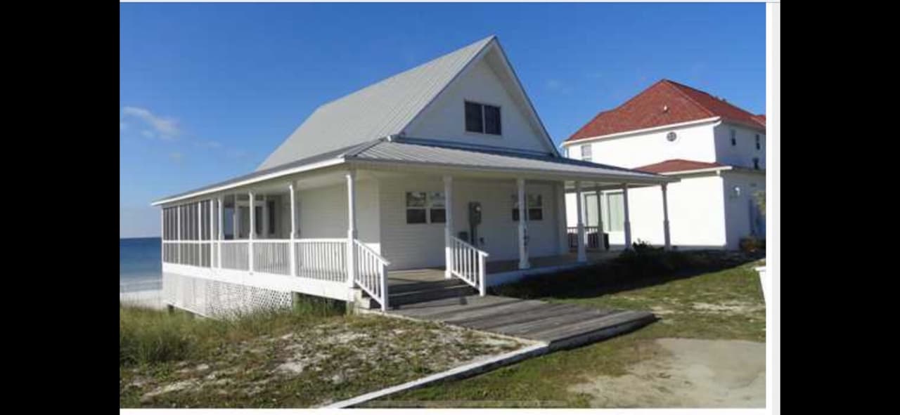 Todas sus pertenencias las subieron a la segunda planta de su casa para protegerlas del agua, pero ahora cree que están en el fondo del Golfo de México. La casa frente al mar que el matrimonio compró en 2015 “era una de las primeras que se construyeron en Mexico Beach, los dueños eran los que establecieron la ciudad y había resistido otros huracanes”, cuenta López.