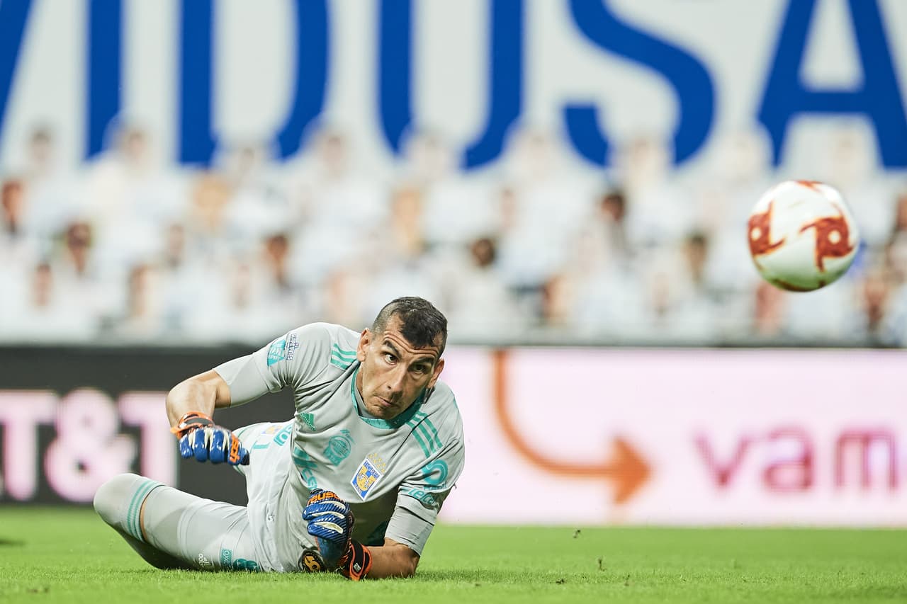 El arquero Guzmán ve pasar el balón