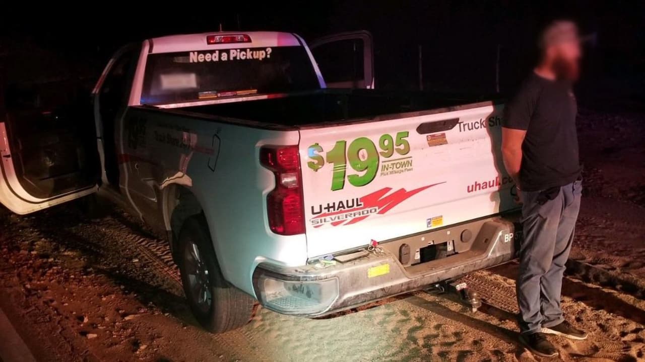 Agentes de la Patrulla Fronteriza asignados a la estación de Tucson detuvieron una camioneta U-Haul sin placa al oeste de la ciudad. Los registros revelaron que el vehículo había sido reportado como robado. El conductor, un ciudadano estadounidense, fue entregado al Departamento de Seguridad Pública de Arizona.