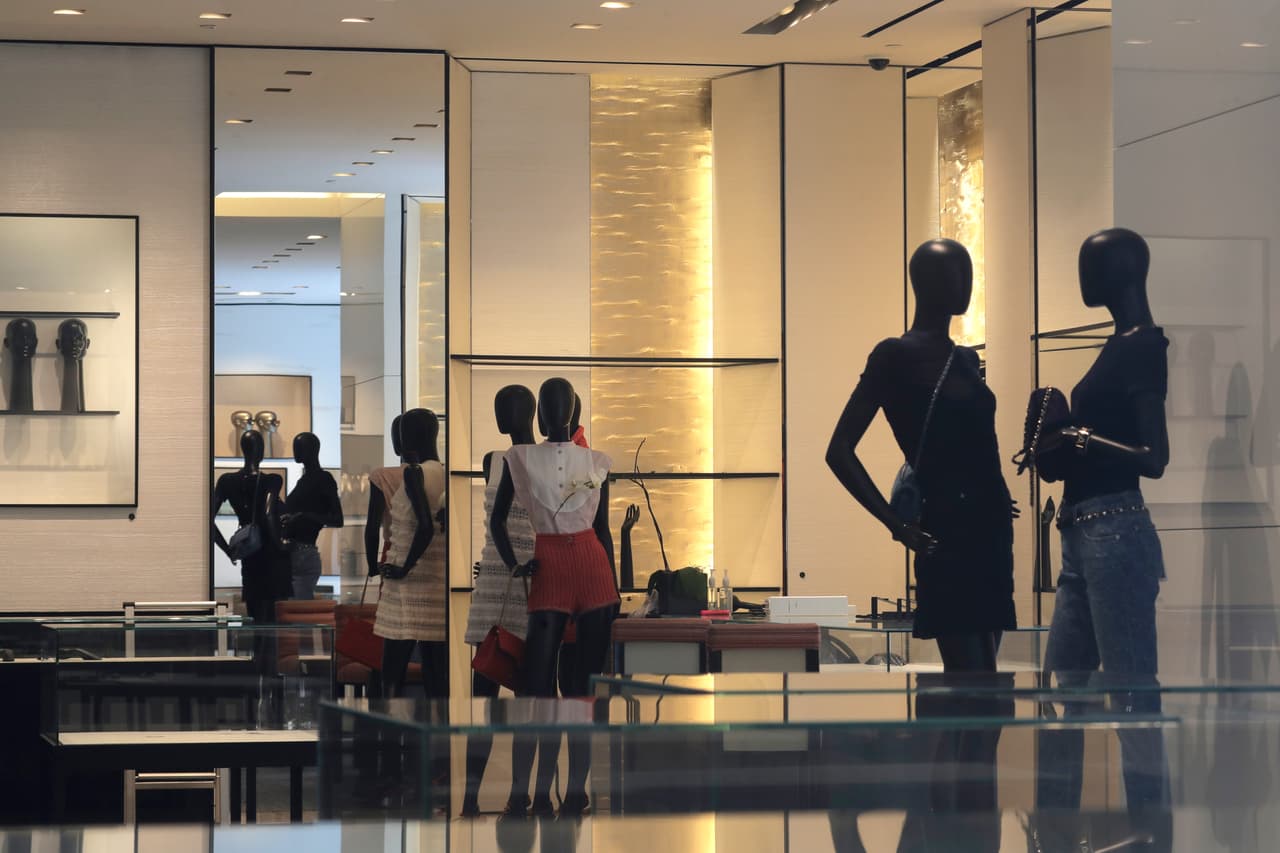 La cadena de tiendas de lujo de ropas, zapatos y accesorios se fund´o en 1901 y hasta antes de la pandemia del coronavirus contaba con 117 tiendas en Estados Unidos.