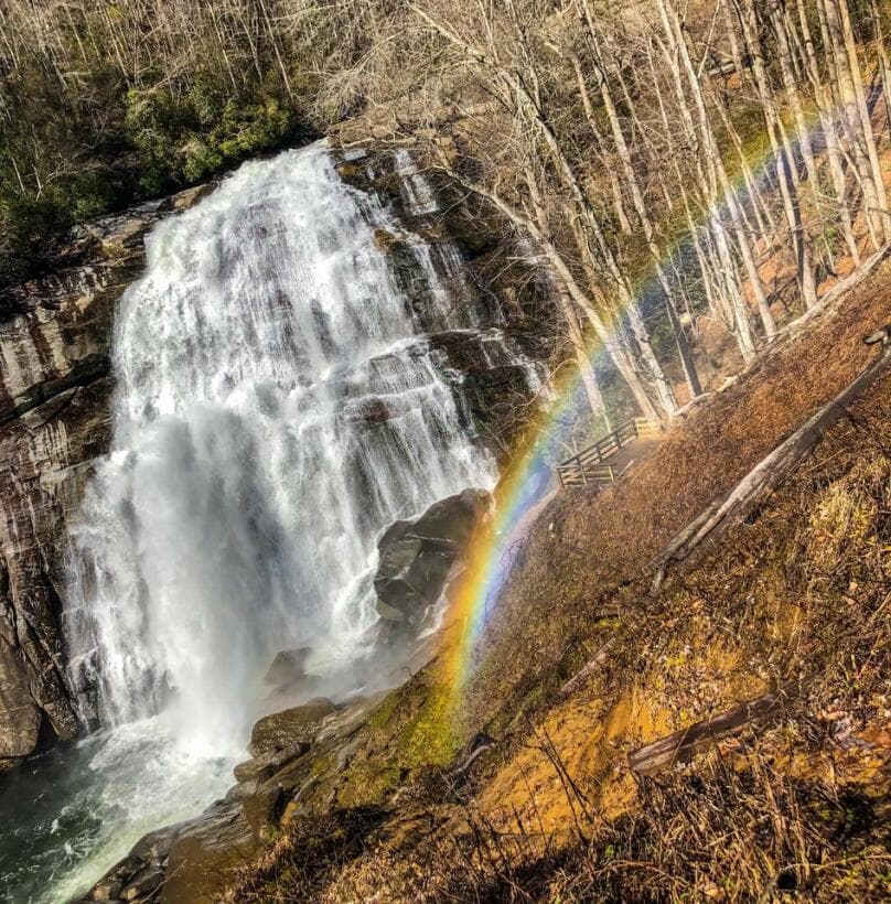 Rainbow Falls se eleva hasta los 150 pies y es impresionante, especialmente después de un clima lluvioso que hace crecer el río Horsepasture. Como su nombre lo sugiere, es muy probable que veas un arco iris en la niebla en muchos días soleados, especialmente cuando el nivel del agua está alto.